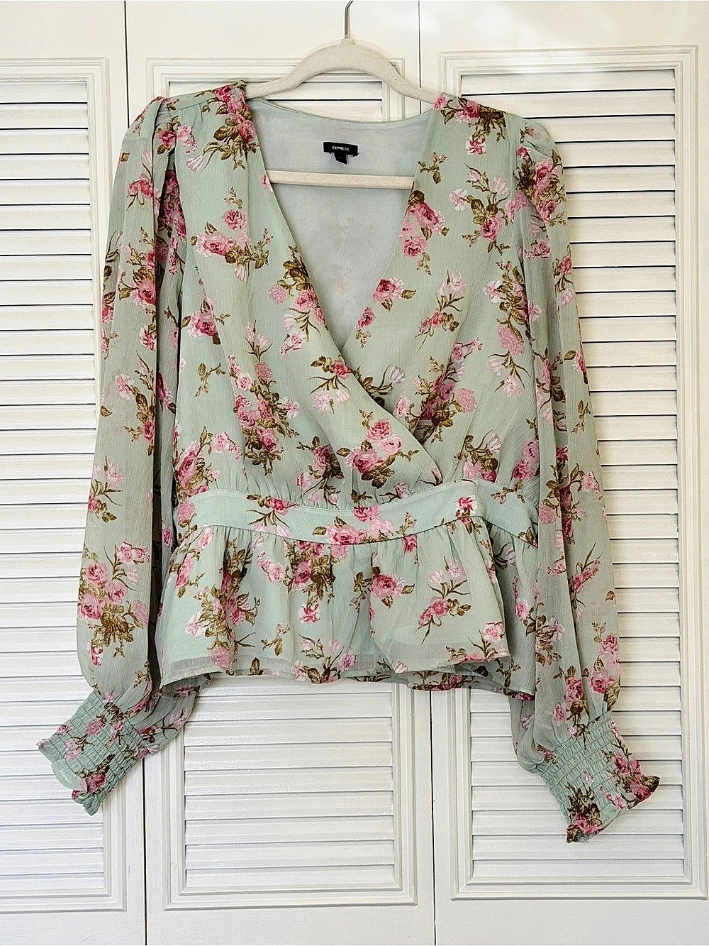 Express Floral Chiffon V-Neck Long Sleeve
Peplum Top Green & Pink